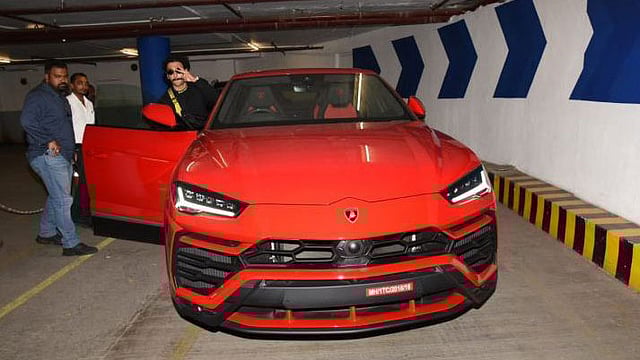 গতকাল বৃহস্পতিবার শোরুম থেকে বাসায় এনেই ল্যাম্বারগিনি গাড়ি নিয়ে মুম্বাই শহরে ঘুরতে বেরিয়ে যান রণবীর সিং। ছবি: ইনস্টাগ্রাম থেকে নেওয়া