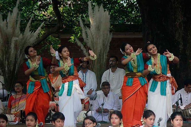 ছায়ানটের শরতের অনুষ্ঠানে ছিল সমবেত নৃত্য পরিবেশনা। ছবি: ছায়ানটের সৌজন্যে