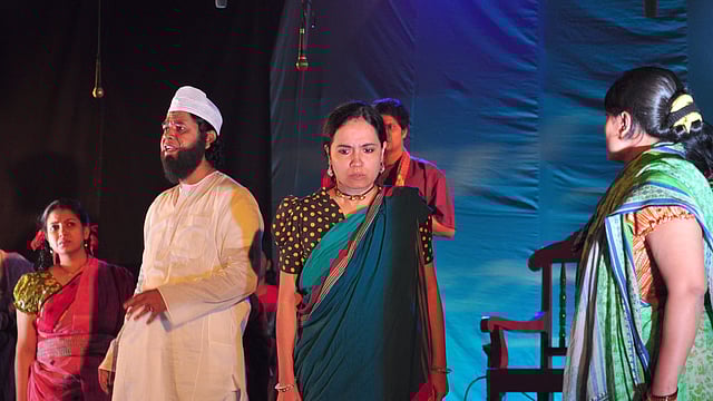 ‘পায়ের আওয়াজ পাওয়া যায়’ নাটকের একটি দৃশ্য। ছবি: প্রথম আলো