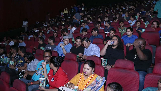 ‘জোকার’ ছবির ঢাকা প্রিমিয়ার শুরুর আগে হল ভর্তি দর্শক। ছবি: সিনেপ্লেক্সের সৌজন্যে