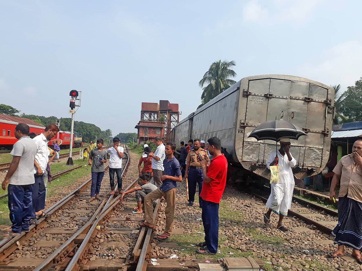 সকাল সোয়া সাতটায় আখাউড়া জংশন স্টেশন এলাকায় এসে ট্রেনটি লাইনচ্যুত হয়। ছবি: প্রথম আলো