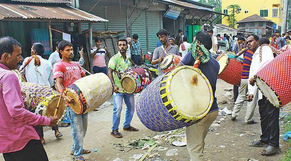 ঢাকের হাটে বাদ্য বাজাচ্ছেন ঢাকিরা। গতকাল কটিয়াদীর পুরানবাজারে। ছবি: প্রথম আলো