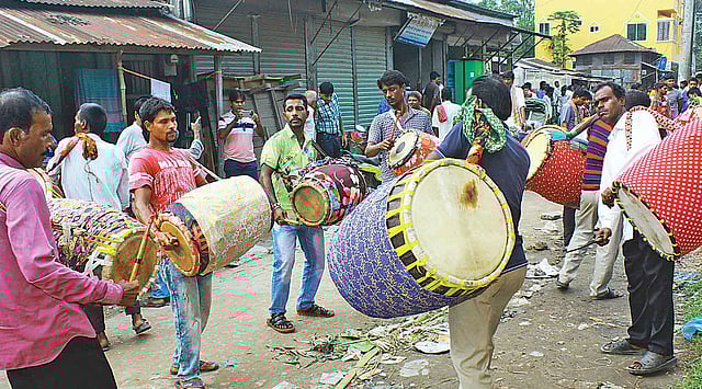 ঢাকের হাটে বাদ্য বাজাচ্ছেন ঢাকিরা। গতকাল কটিয়াদীর পুরানবাজারে। ছবি: প্রথম আলো