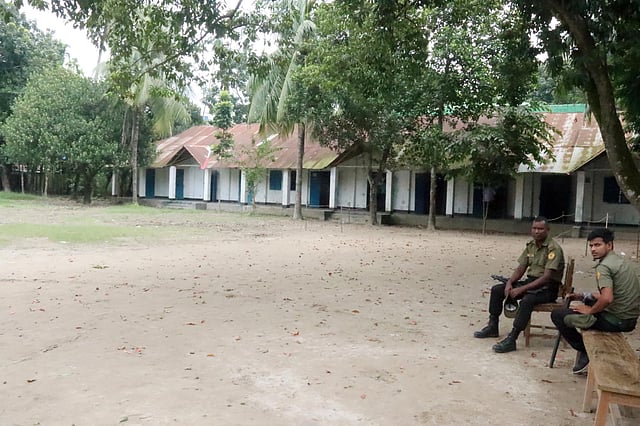 ভোটকেন্দ্র নয়, যেন বিরান ভূমি। দুপুর ১২টার দিকে নগরের গুপ্তপাড়ার সালেমা বালিকা উচ্চবিদ্যালয় কেন্দ্র