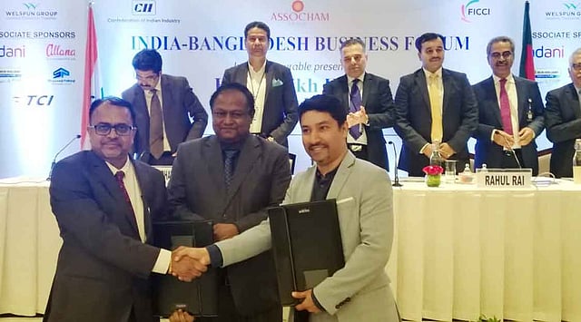 ইজেনারেশন ও হাইবারের কর্মকর্তারা চুক্তি সই করেছেন। ছবি: ইজেনারেশনের সৌজন্যে