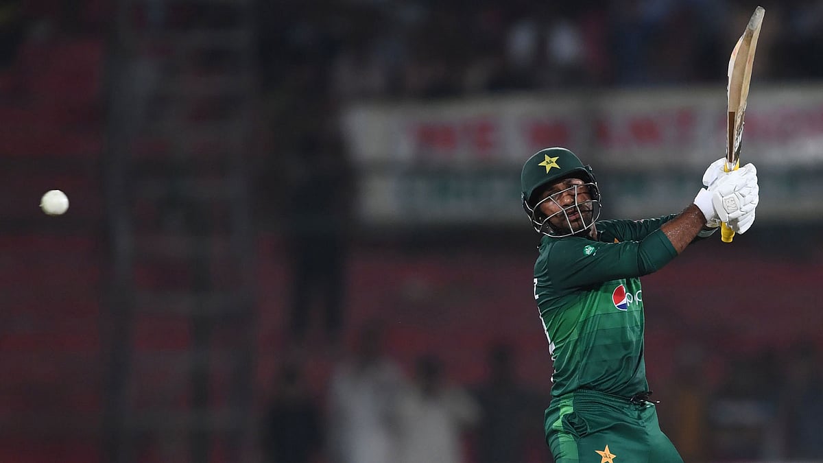 কোনোরকমে এখনো নিজের অধিনায়কত্ব টিকিয়ে রেখেছেন সরফরাজ। ছবি: এএফপি