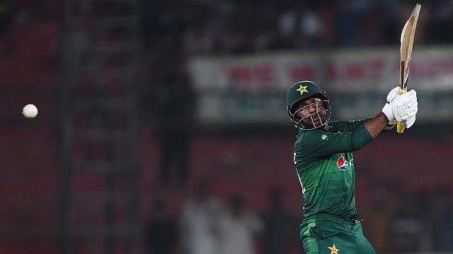 কোনোরকমে এখনো নিজের অধিনায়কত্ব টিকিয়ে রেখেছেন সরফরাজ। ছবি: এএফপি