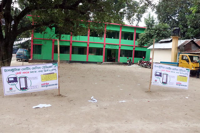 সকাল ১০টায় কেন্দ্র ফাঁকা। নগরের কেল্লাবন্দ সরকারি প্রাথমিক বিদ্যালয় কেন্দ্র