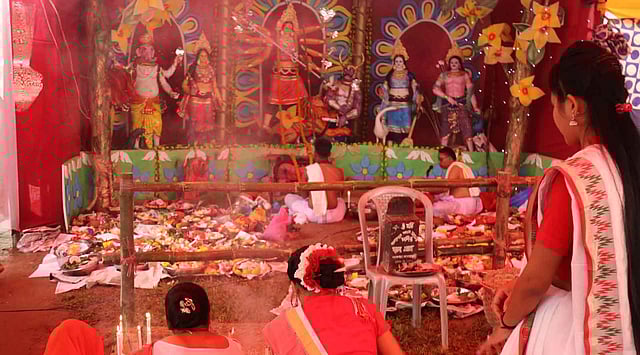 দেবী দুর্গার প্রতি ভক্তদের শ্রদ্ধা নিবেদন। ছবি: নীরব চৌধুরী