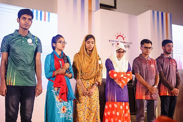 অনুষ্ঠানে জীবনের গল্প শোনান ছয় শিক্ষার্থী। (বাঁ থেকে) মো. সাইফুদ্দিন রাফি, মুক্তা দাস, শাহিনা সুলতানা, জান্নাতুল ফেরদৌসী, পারভেজ মোশারফ, এনামুল হক। ছবি: প্রথম আলো।