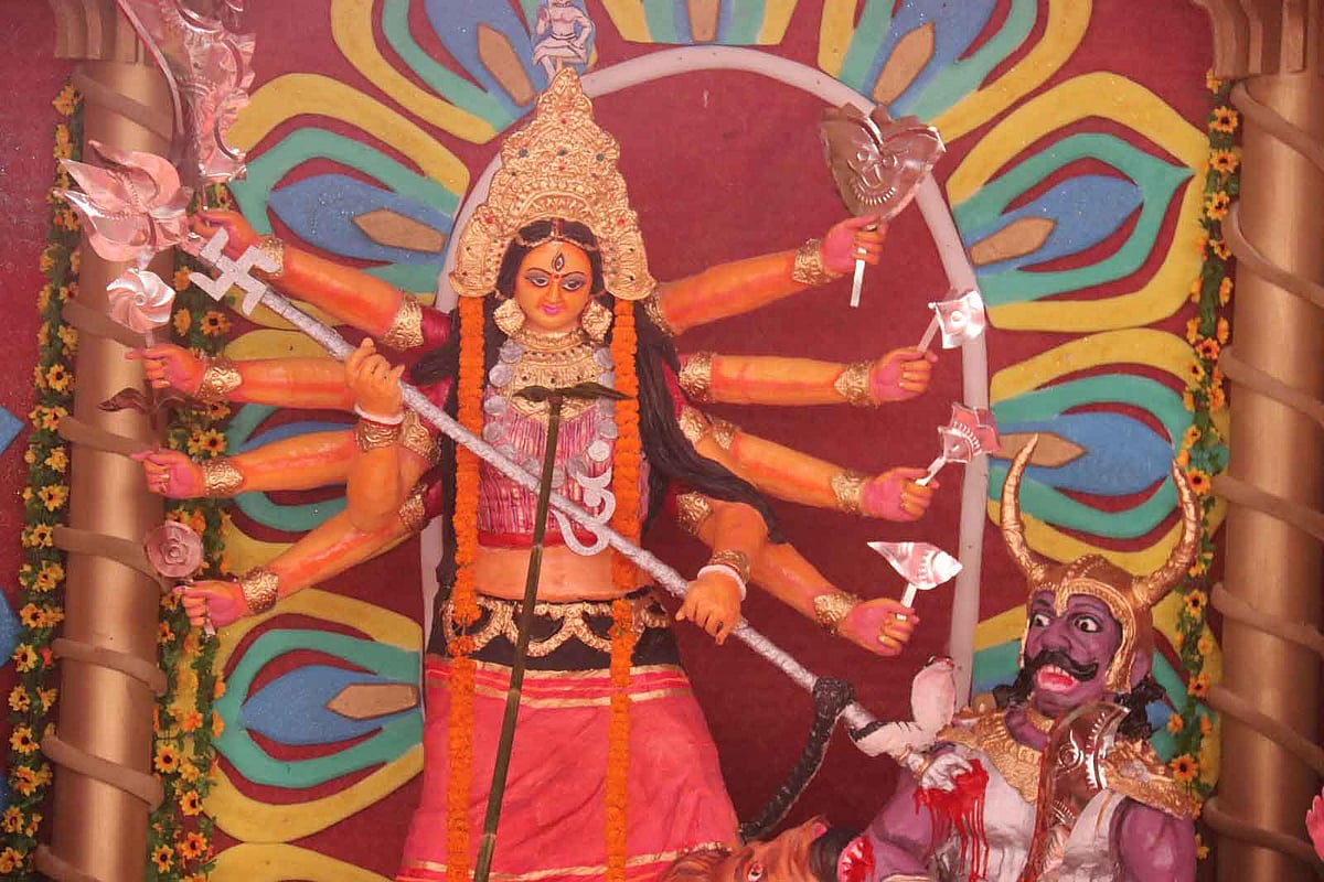 ত্রিপুরা নারীদের ঐতিহ্যবাহী পোশাক ও গয়নায় দেবী দুর্গা। ছবি: নীরব চৌধুরী