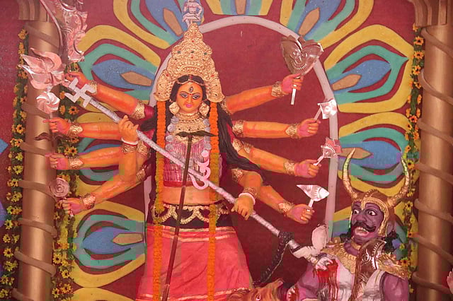 ত্রিপুরা নারীদের ঐতিহ্যবাহী পোশাক ও গয়নায় দেবী দুর্গা। ছবি: নীরব চৌধুরী