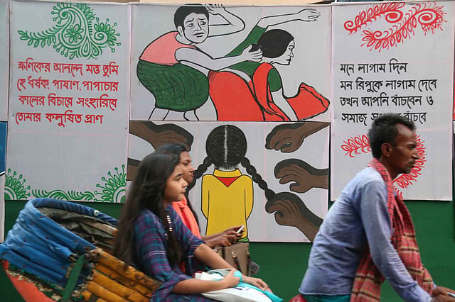কাপড়ের ওপর বসানো প্ল্যাকার্ডে তুলে ধরা হয়েছে ব্যতিক্রমধর্মী এই চিত্রকর্ম