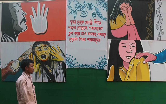 এই পথে যাতায়াতকারী ও পূজামণ্ডপে আসা ভক্তরা চোখ বুলাচ্ছেন এই আয়োজনে