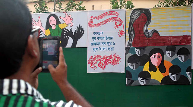 অনেকেই চিত্রকর্মের ছবি তুলে রাখছেন