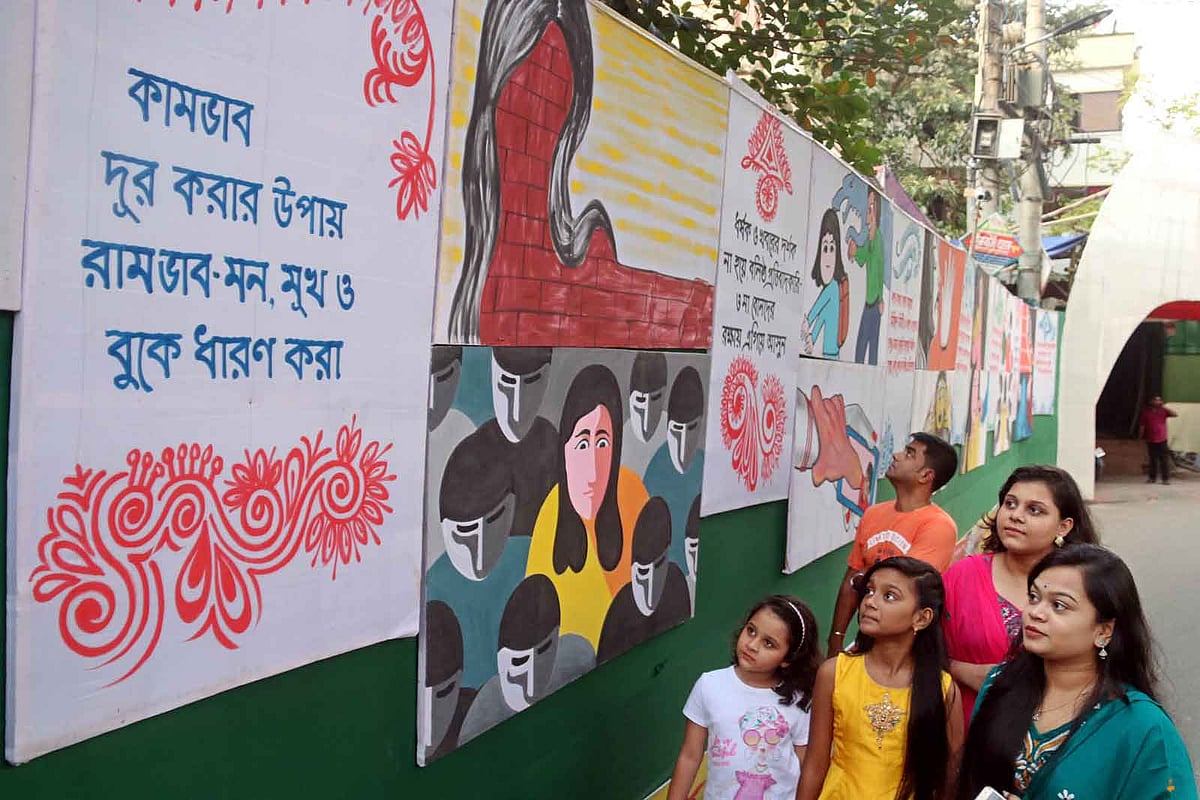 ব্যতিক্রমধর্মী চিত্রকর্ম দেখছেন নানা বয়সী দর্শক