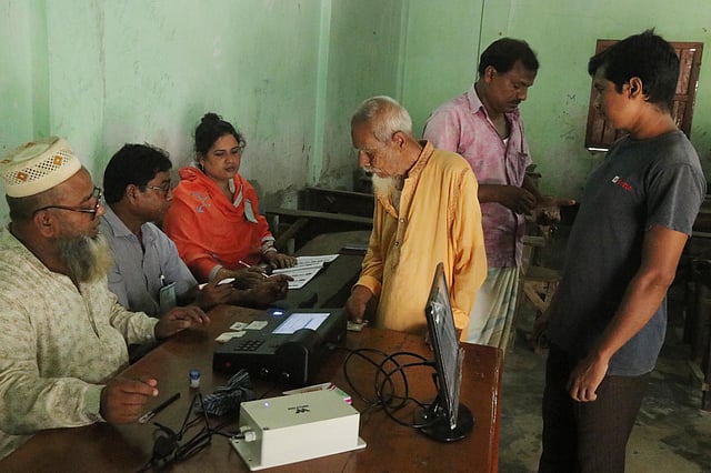 মধ্যদুপুরে আদর্শপাড়া উচ্চবিদ্যালয় কেন্দ্রে কয়েকজন পুরুষ ভোটারকে ভোট দিতে দেখা যায়