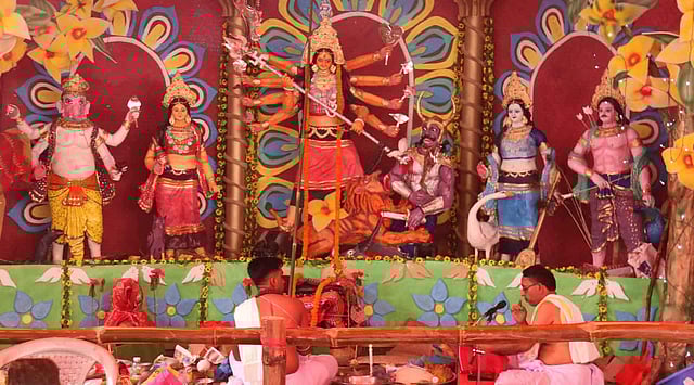 দেবী দুর্গার ডানে লক্ষ্মী ও কার্তিক, বাঁয়ে সরস্বতী ও গণেশ। তাদের পরনেও ত্রিপুরার পোশাক ও অলংকার। ছবি: নীরব চৌধুরী