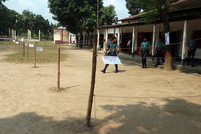 আইনশৃঙ্খলার কাজে পর্যাপ্ত লোকজন থাকলেও ভোটারের দেখা নেই। আদর্শপাড়া উচ্চবিদ্যালয় কেন্দ্র
