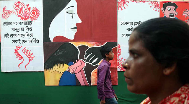 চিত্রকর্মের পাশে লেখা রয়েছে নারী নির্যাতন রোধে সমাজ ও রাষ্ট্রের করণীয়