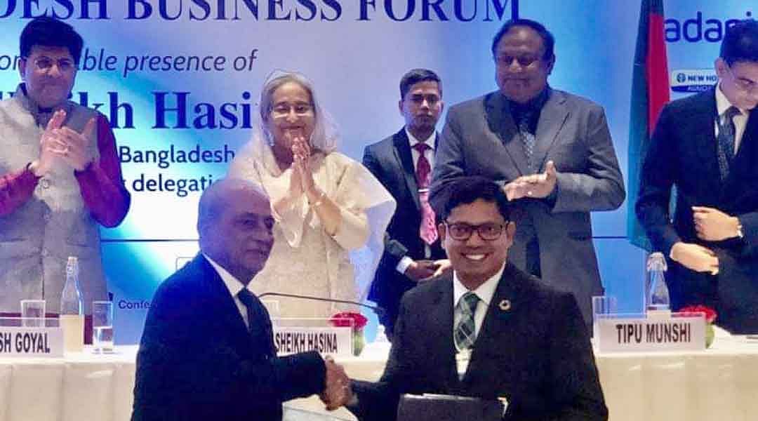 তথ্য ও যোগাযোগপ্রযুক্তি প্রতিমন্ত্রী জুনাইদ আহমেদ ও টেক মাহিন্দ্রার প্রেসিডেন্ট করপোরেট অ্যাফেয়ার্স সুজিত বকশি সমঝোতা চুক্তিতে সই করেন। ছবি: তথ্য ও যোগাযোগপ্রযুক্তি বিভাগের সৌজন্যে