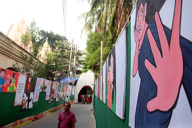 রাস্তার দুই ধারে রয়েছে চিত্রকর্ম