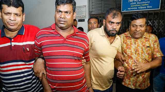 গ্রেপ্তার অবস্থায় জি কে শামীমের কয়েকজন দেহরক্ষী। প্রথম আলো ফাইল ছবি