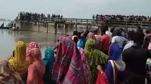 নৌকাডুবির জায়গায় লোকজনের ভিড়। ছবি: প্রথম আলো