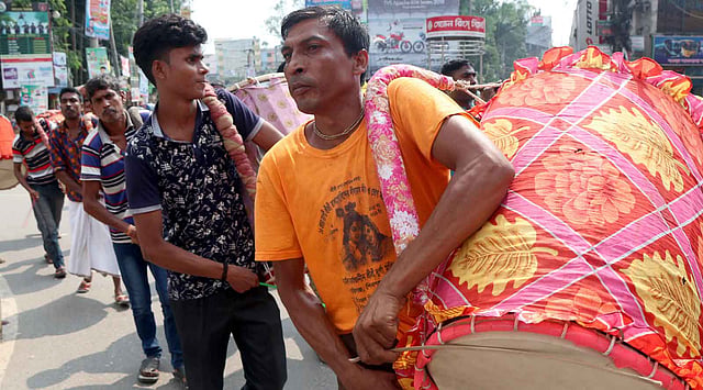 ঢাকঢোল বাজিয়ে আনন্দ উদ্‌যাপন করেন সনাতন ধর্মাবলম্বীরা