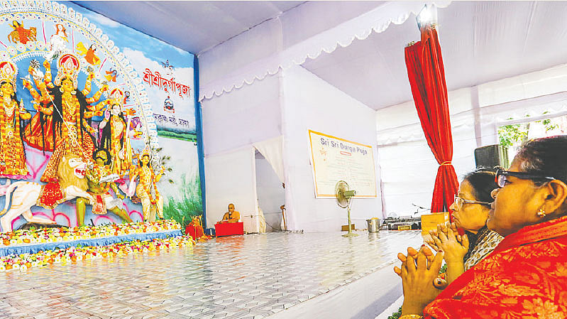 ঢাকা রামকৃষ্ণ মঠের দুর্গা মন্দিরে ভক্তদের আরাধনা।  ছবি: প্রথম আলো