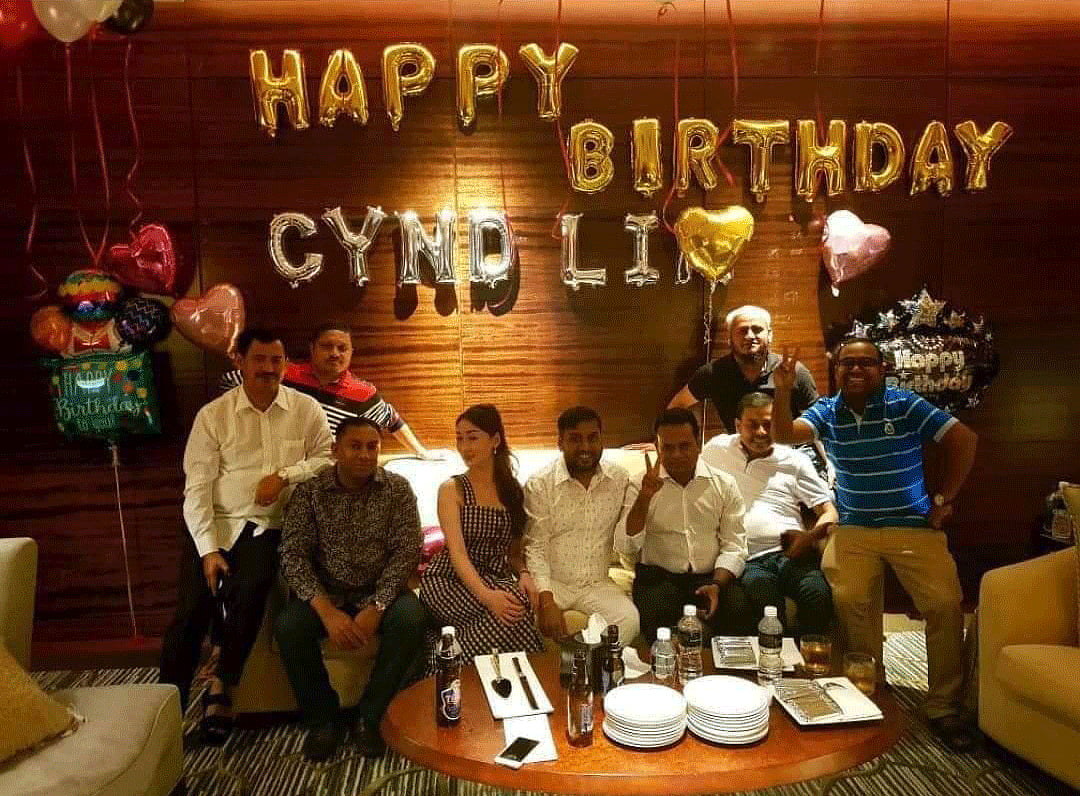 বান্ধবী সিন্ডলিংয়ের জন্মদিনে সম্রাট ও অন্যারা। ছবি: সংগৃহীত