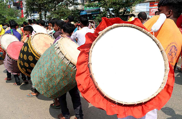 কে কত ভালো বাজাতে পারেন, যেন তার প্রতিযোগিতা