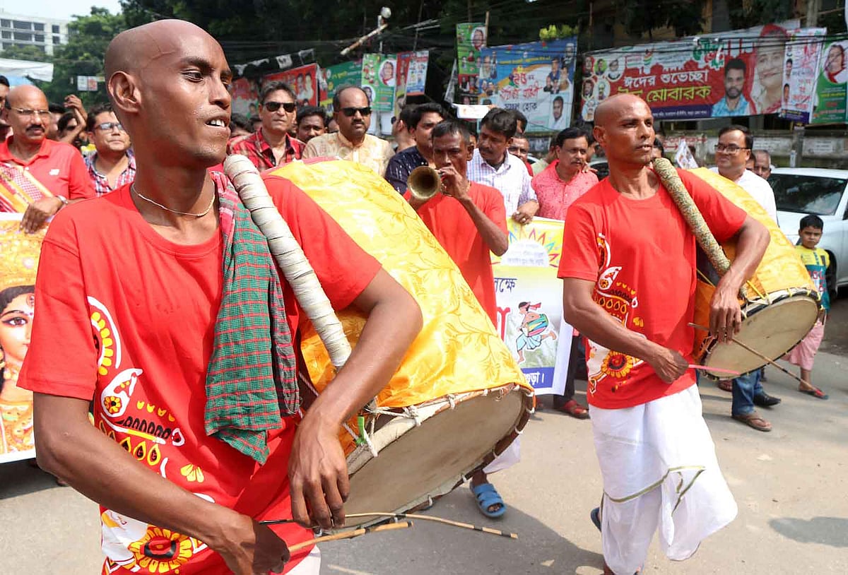 ঢাকের বহরে ঢোল বাজিয়েরা