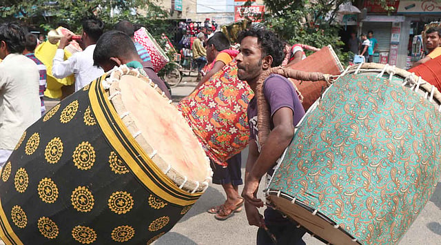 ঢোল মোড়ানো হয়েছে নানান রঙের কাপড়ে