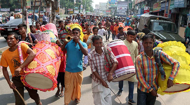 সমবেত ঢোল বাজিয়েরা
