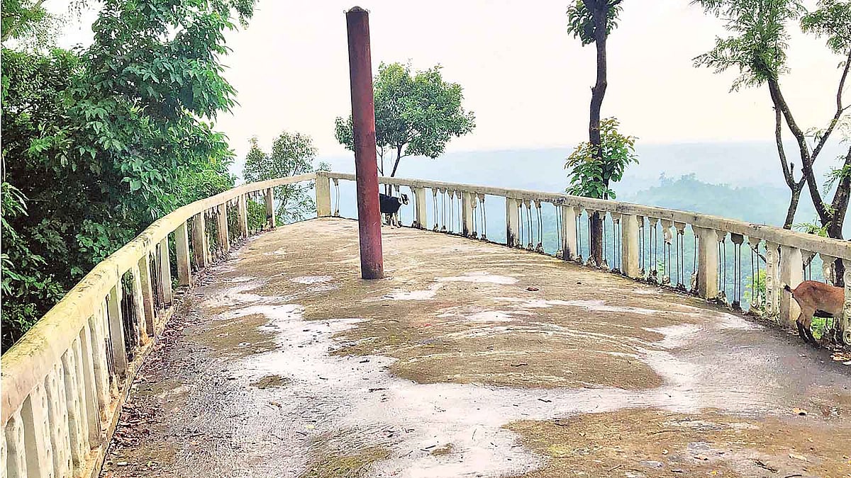 বান্দরবানের লামার পাহাড়চূড়ায় মিরিঞ্জা পর্যটন কমপ্লেক্সে স্থাপিত ‘টাইটানিক জাহাজ’। গত শুক্রবার দুপুরে। ছবি: প্রথম আলো