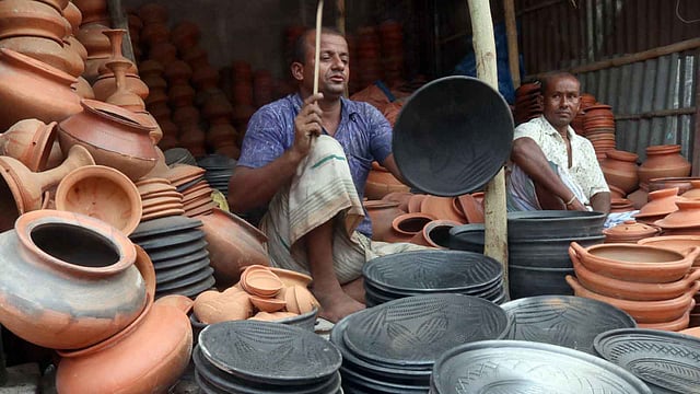 মাটির তৈরি ঘর গৃহস্থালির তৈজসপত্র