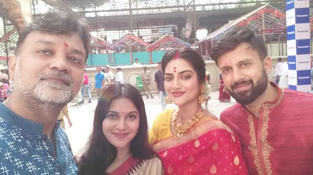 একই মণ্ডপে দেখা হয়ে যায় পরিচালক সৃজিত মুখোপাধ্যায় ও বাংলাদেশের মডেল অভিনেত্রী মিথিলার সঙ্গে। ছবি: ফেসবুক থেকে নেওয়া