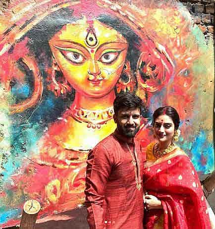 সুরুচি সংঘের মণ্ডপে স্বামী নিখিল জৈনের সঙ্গে নুসরাত জাহান। ছবি: ইনস্টাগ্রাম থেকে নেওয়া