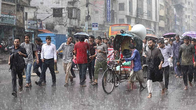 বৃষ্টিতে ভিজে বিক্ষোভ।