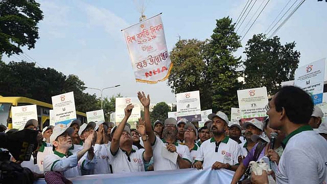 বেলুন ও পায়রা উড়িয়ে বিশ্ব বসতি দিবসের শোভাযাত্রার শুভ উদ্বোধন ঘোষণা করেন গৃহায়ণ ও গণপূর্ত মন্ত্রী শ ম রেজাউল করিম। শাহবাগ, ঢাকা, ৭ অক্টোবর। ছবি: প্রেস বিজ্ঞপ্তি