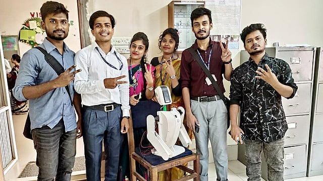 রোবট মিরার তৈরিতে কাজ করেন সিএসই বিভাগের ছয় শিক্ষার্থী। ছবি: সংগৃহীত