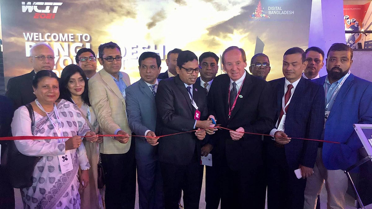 ডব্লিউসিআইটি সম্মেলনে বাংলাদেশ প্যাভিলিয়ন উদ্বোধন করেন তথ্য ও যোগাযোগপ্রযুক্তি (আইসিটি) প্রতিমন্ত্রী জুনাইদ আহ্‌মেদ এবং উইটসার মহাসচিব জেমস পয়জ্যান্টস। ছবি: পল্লব মোহাইমেন