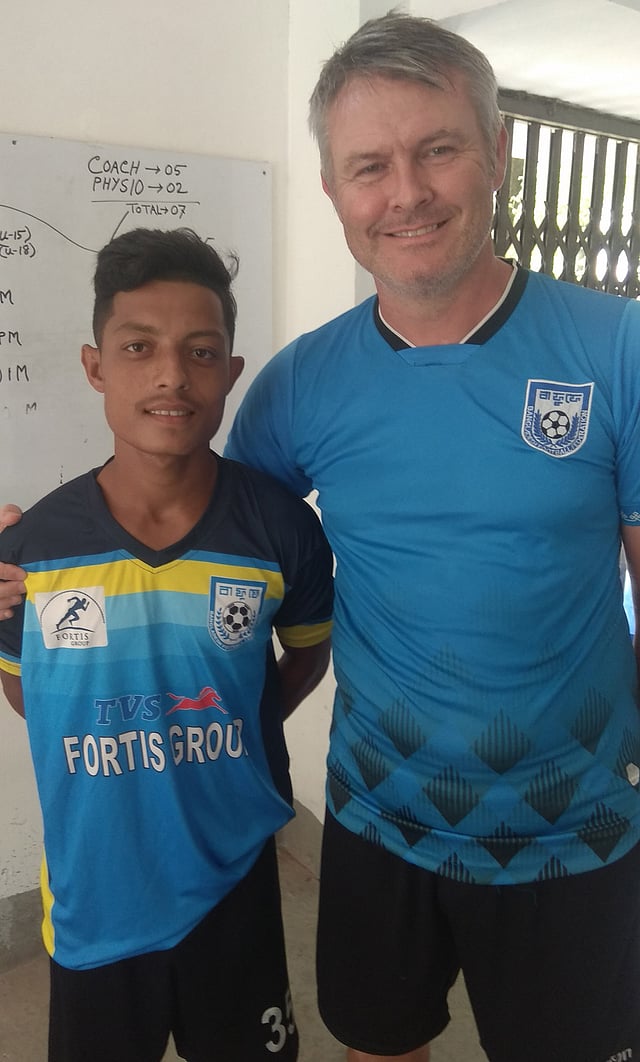 বাড্ডার বেরাইদে বাফুফের ফর্টিজ একাডেমিতে কোচ টার্নারের সঙ্গে মোশাররফ হোসেন শিমুল। ছবি: রাশেদুল ইসলাম