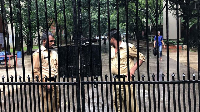 বুয়েটের প্রধান ফটক বন্ধ।