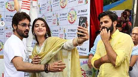 আরেকটি মণ্ডপে চিত্রনায়ক প্রসেনজিতের সঙ্গে। ছবি: ইনস্টাগ্রাম থেকে নেওয়া