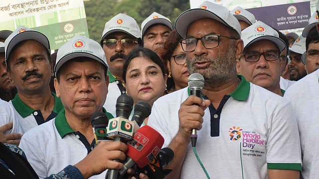 বিশ্ব বসতি দিবসে শোভাযাত্রায় বক্তব্য রাখছেন গৃহায়ণ ও গণপূর্তমন্ত্রী শ ম রেজাউল করিম। শাহবাগ, ঢাকা, ৭ অক্টোবর। ছবি: প্রেস বিজ্ঞপ্তি
