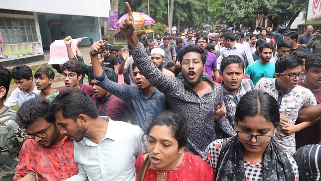 বন্ধু ও সহপাঠীর হত্যার বিচার দাবিতে সোচ্চার তারা।