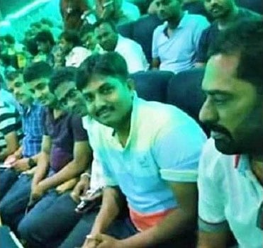 ‘সাইরা নরসিমহা রেড্ডি’ ছবি দেখে বিপাকে পড়েছেন অন্ধ্র প্রদেশের সাত পুলিশ কর্মকর্তা। ছবি: টুইটার