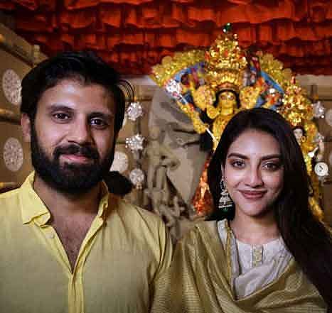 নুসরাত বলেছিলেন স্বামী নিখিলকে তিনি বাঙালি সংস্কৃতির সঙ্গে আস্তে আস্তে পরিচয় করাবেন। ছবি: ইনস্টাগ্রাম থেকে নেওয়া